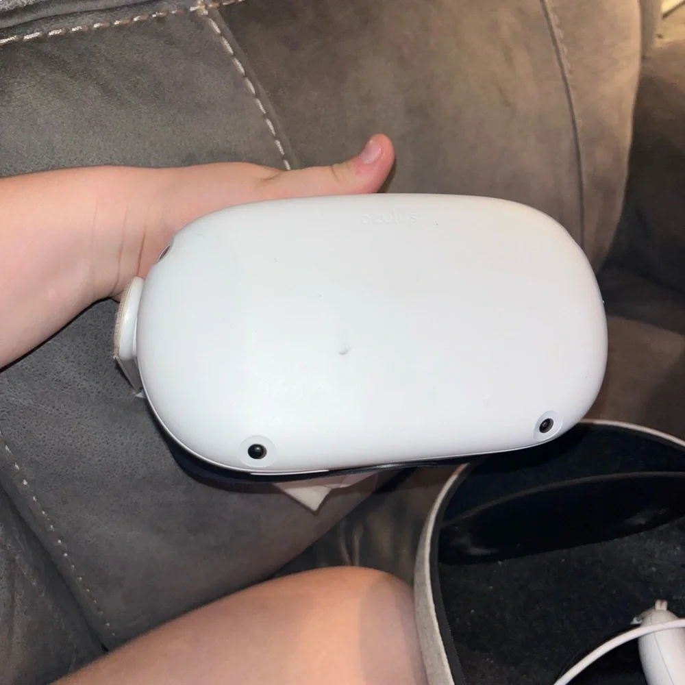 I’m selling this oculus it’s only been used 5 times and I’ve had it for a year.